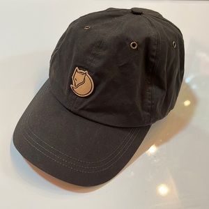 Fjall Raven Hat Dark Grey Adjustable